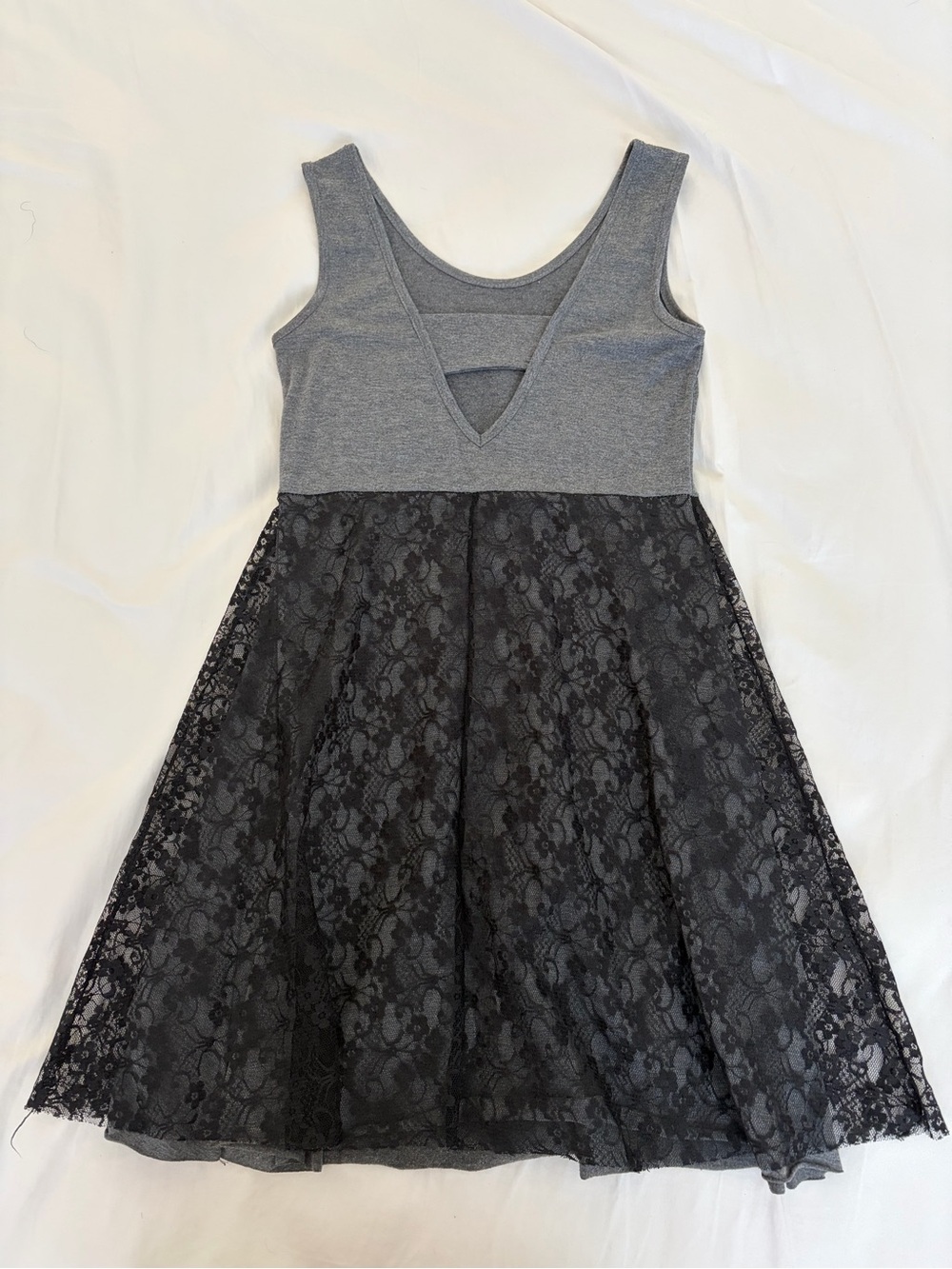 Light and flowy dress with black lace skirt on grey base - Picture 4 of 4